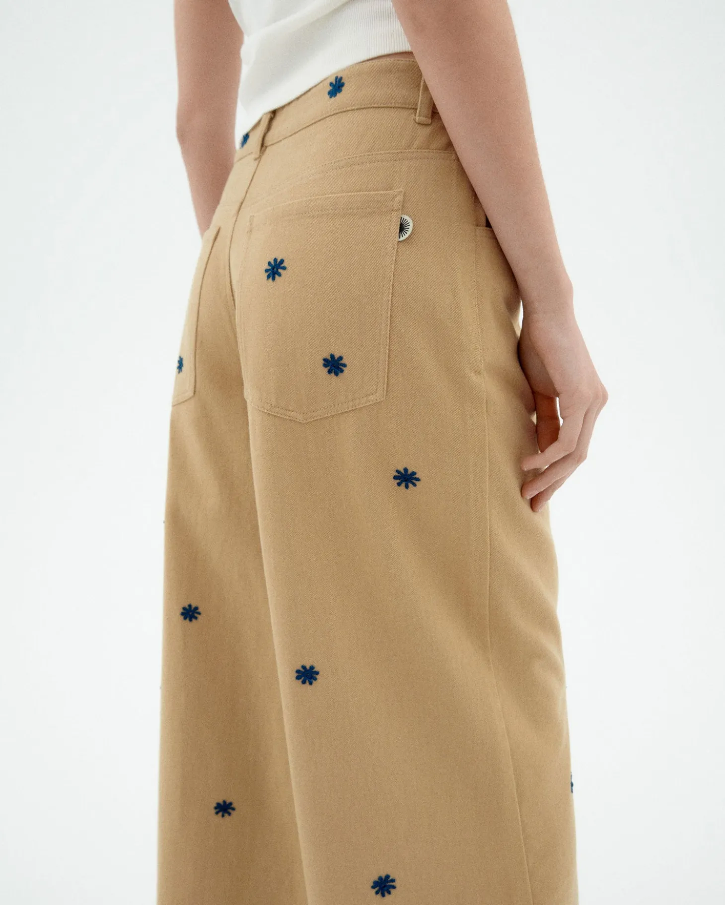 Pantalon camel wide leg brodé à la main Hedda