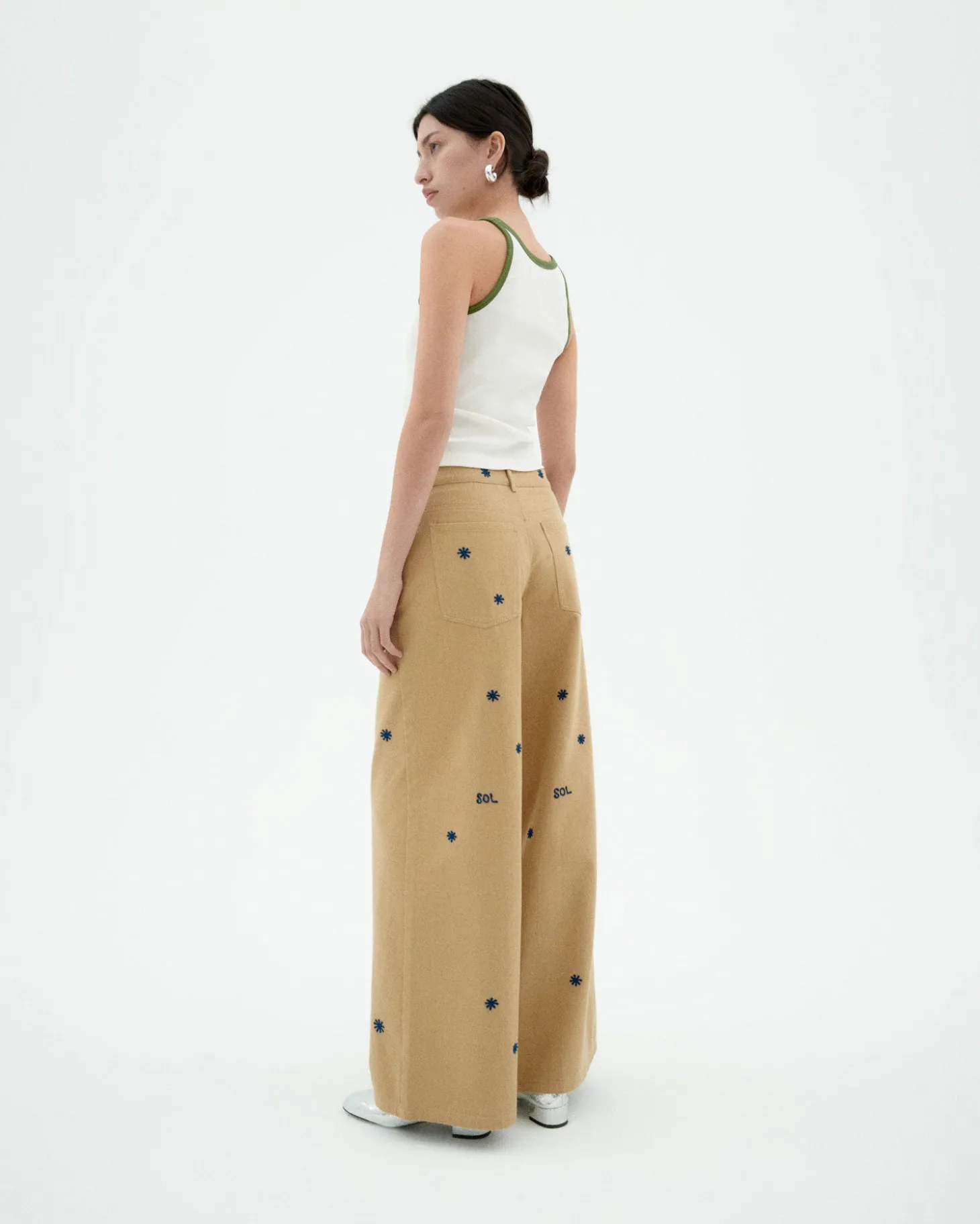 Pantalon camel wide leg brodé à la main Hedda