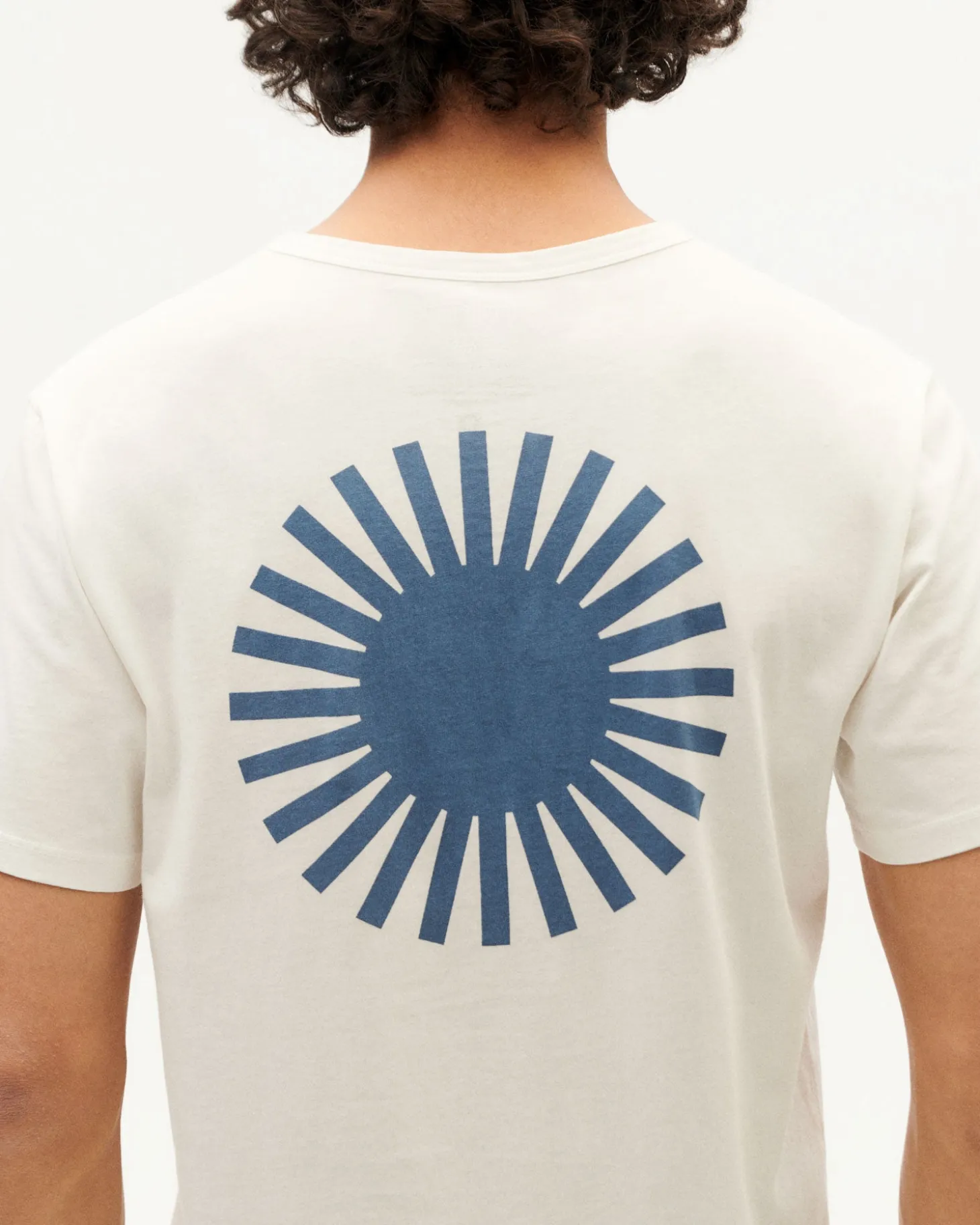 T-shirt blanc soleil indigo au dos