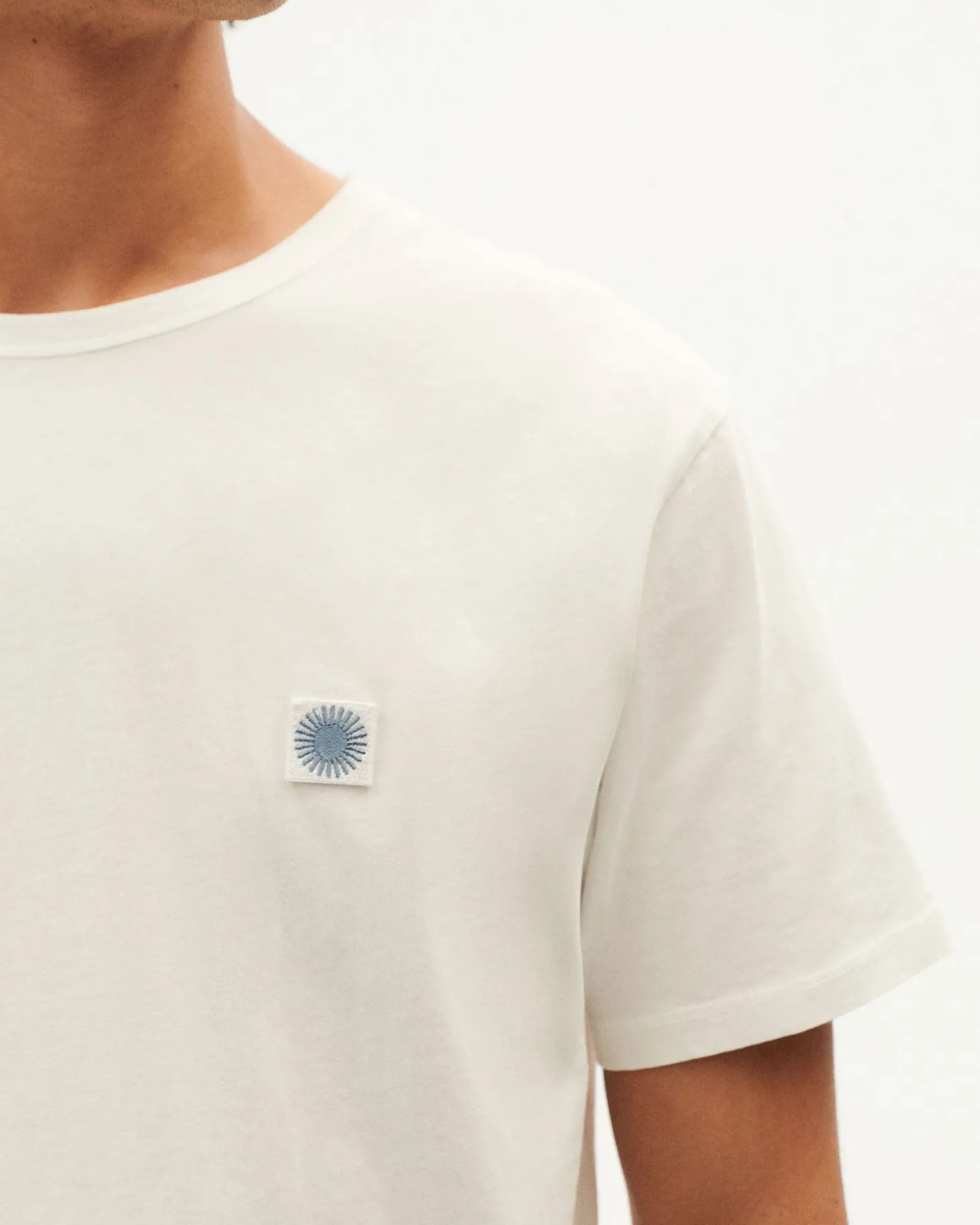 T-shirt blanc soleil indigo au dos